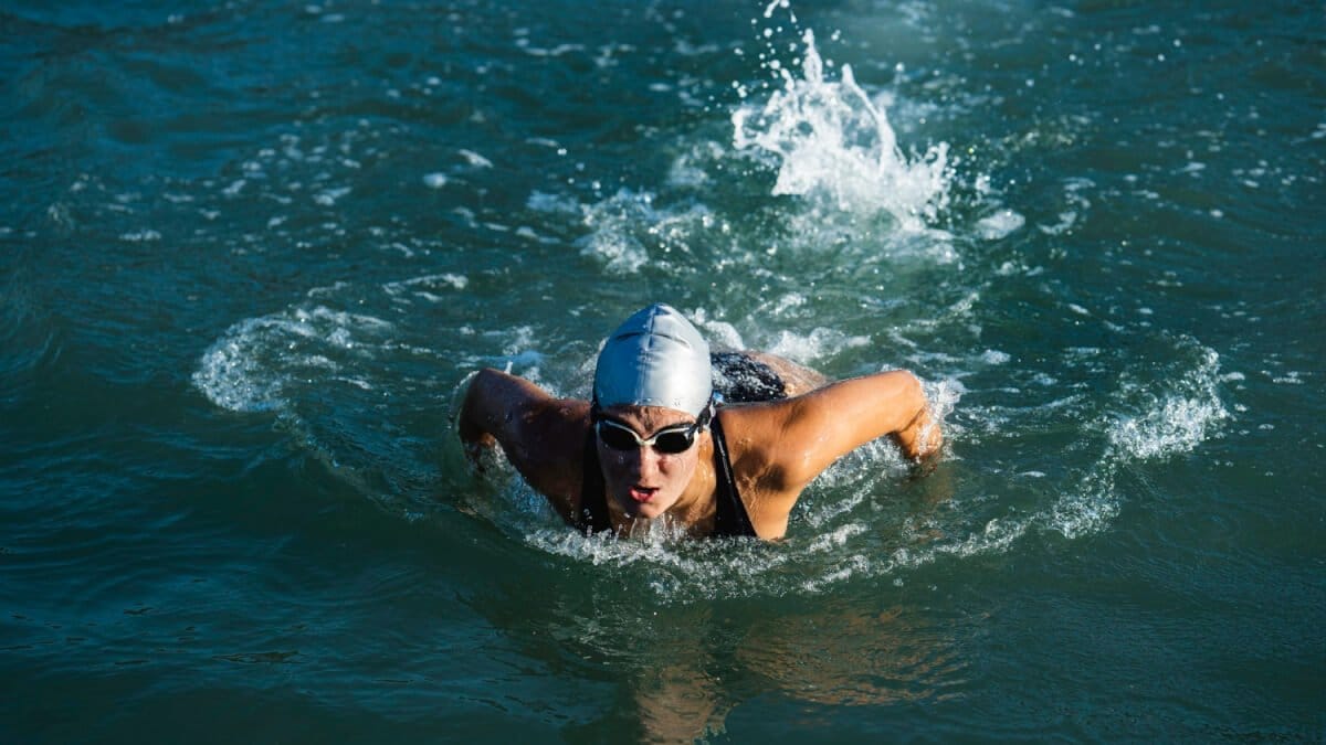 Så här bygger du upp din simstyrka för triathlon illustration